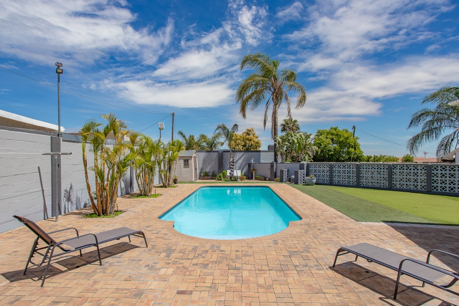 5 Bedroom Property for Sale in Uitsig Western Cape